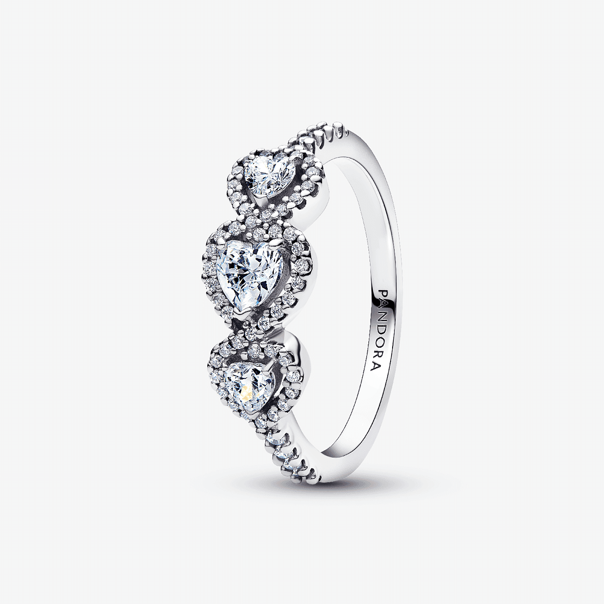 Vista frontal del Anillo Pandora Trilogía de Corazones y Halo en plata de ley y circonitas transparentes - 194413C01