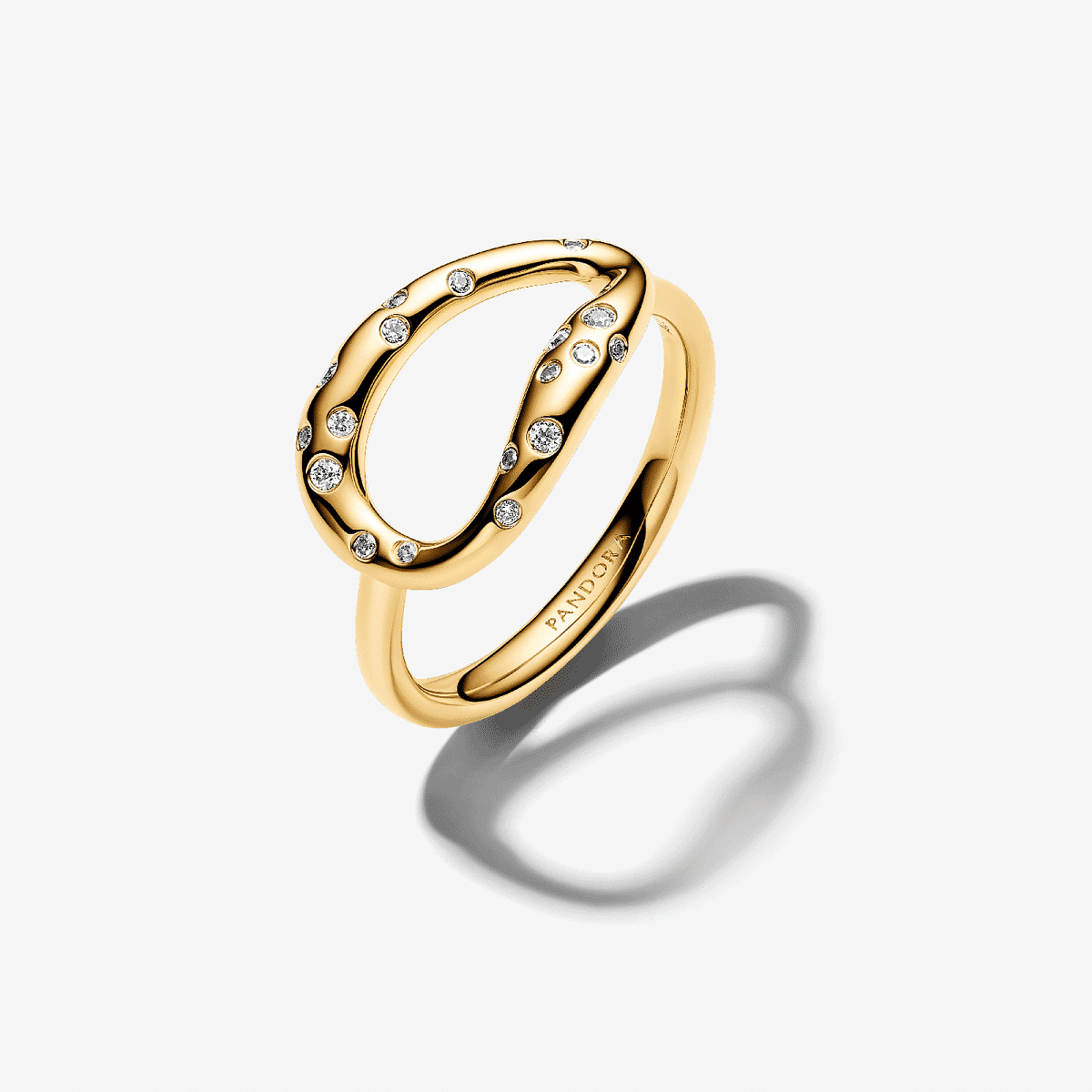 Vista frontal del Anillo Pandora Forma Orgánica con Gemas Engastadas chapado en oro y circonitas transparentes - 164676C01