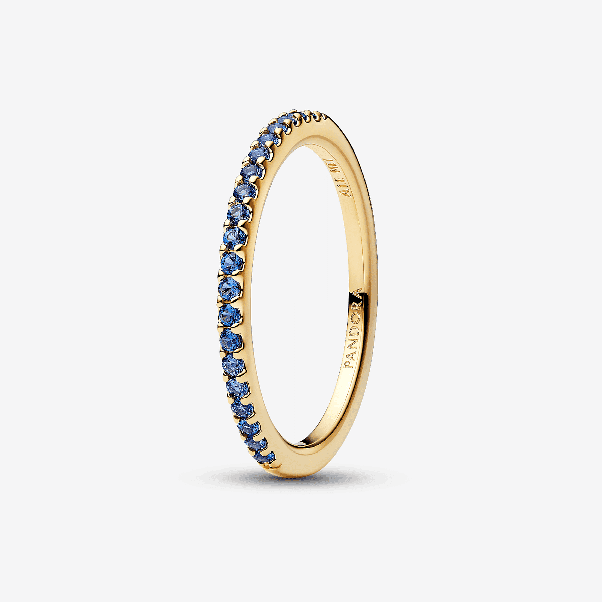 Vista frontal del Anillo Pandora Banda Azul Brillante chapado en oro y color azul - 162999C02