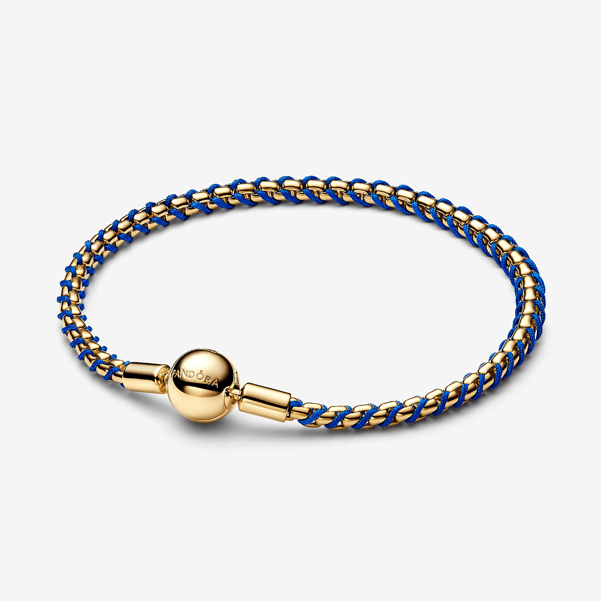 Vista frontal de la Pulsera Pandora Cadena Caja Cordón Azul en plata de ley chapada en oro y cordón azul - 563816C02