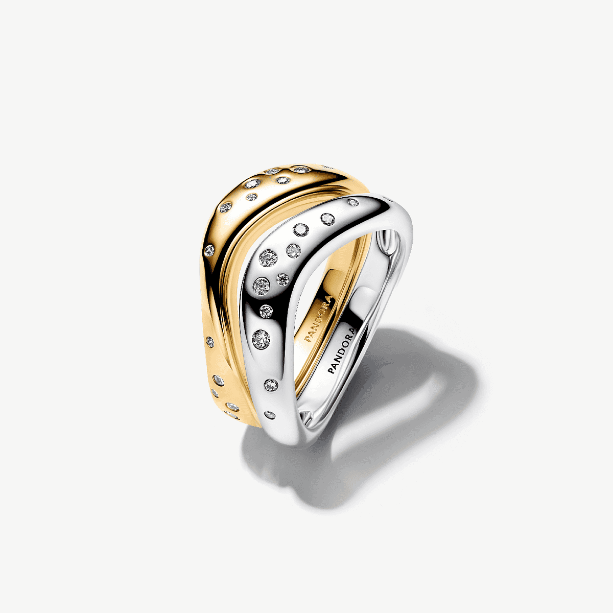 Vista frontal de los Anillos Pandora Combinables Forma Orgánica en Dos Tonos en plata de ley y chapado en oro con circonitas transparentes - 164674C01