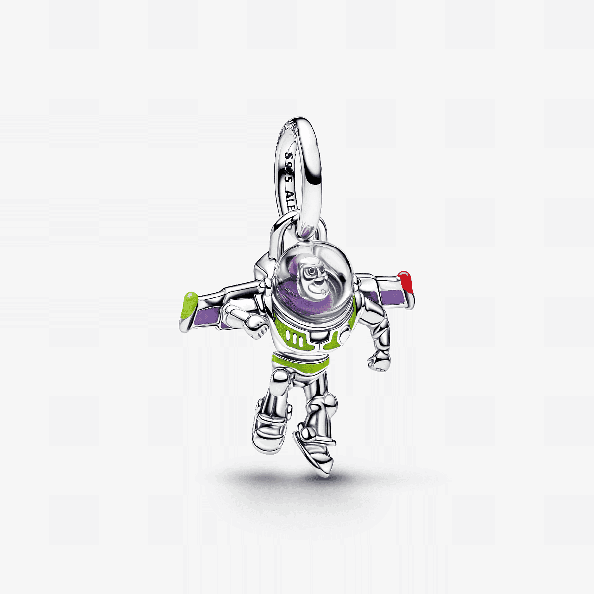 Vista frontal del Charm Colgante Pandora Buzz Lightyear de Toy Story de Disney Pixar en plata de ley con detalles en verde y violeta - 794604C01