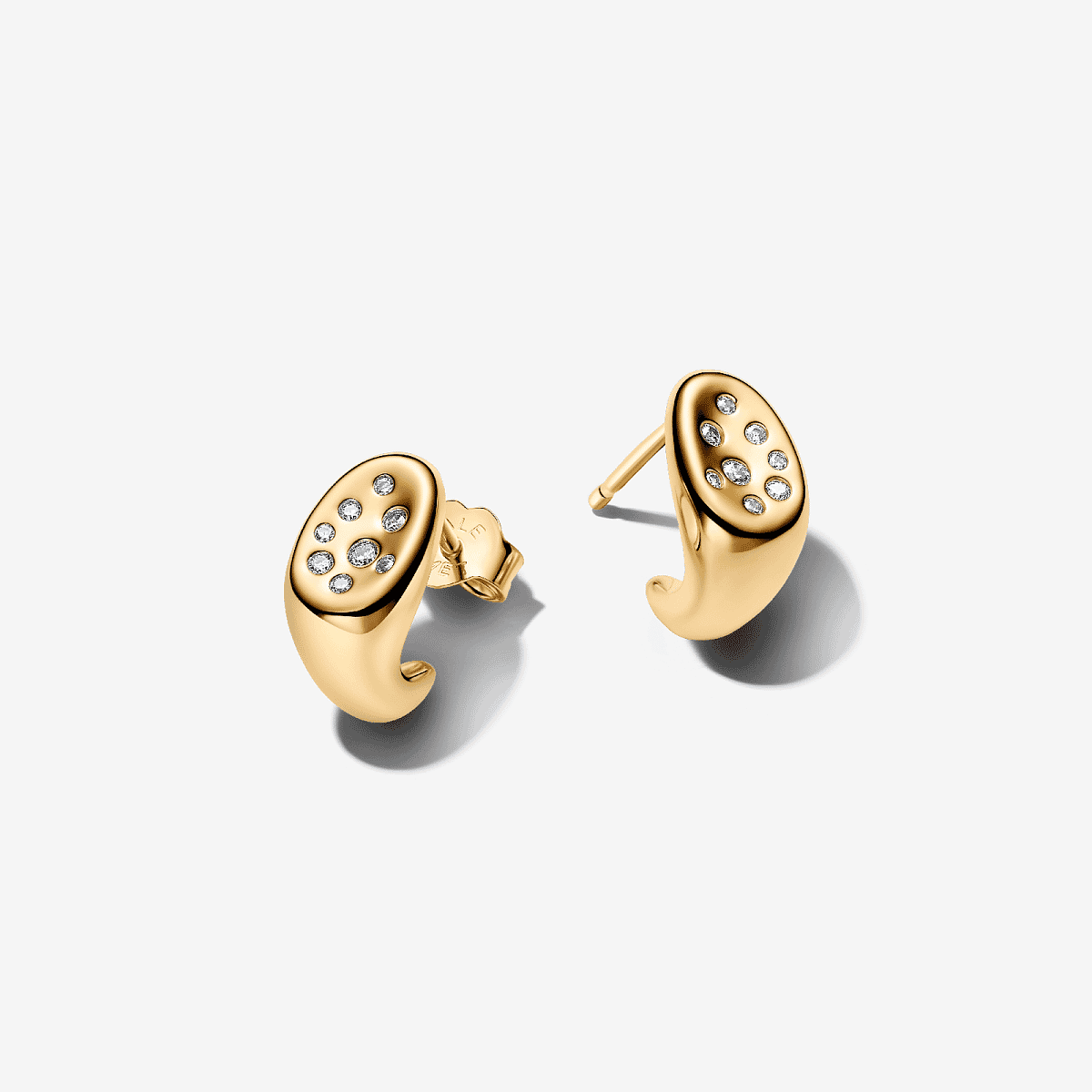 Vista frontal de los Pendientes Pandora de Botón Forma Orgánica con Gemas Engastadas en color dorado y circonitas transparentes - 264661C01