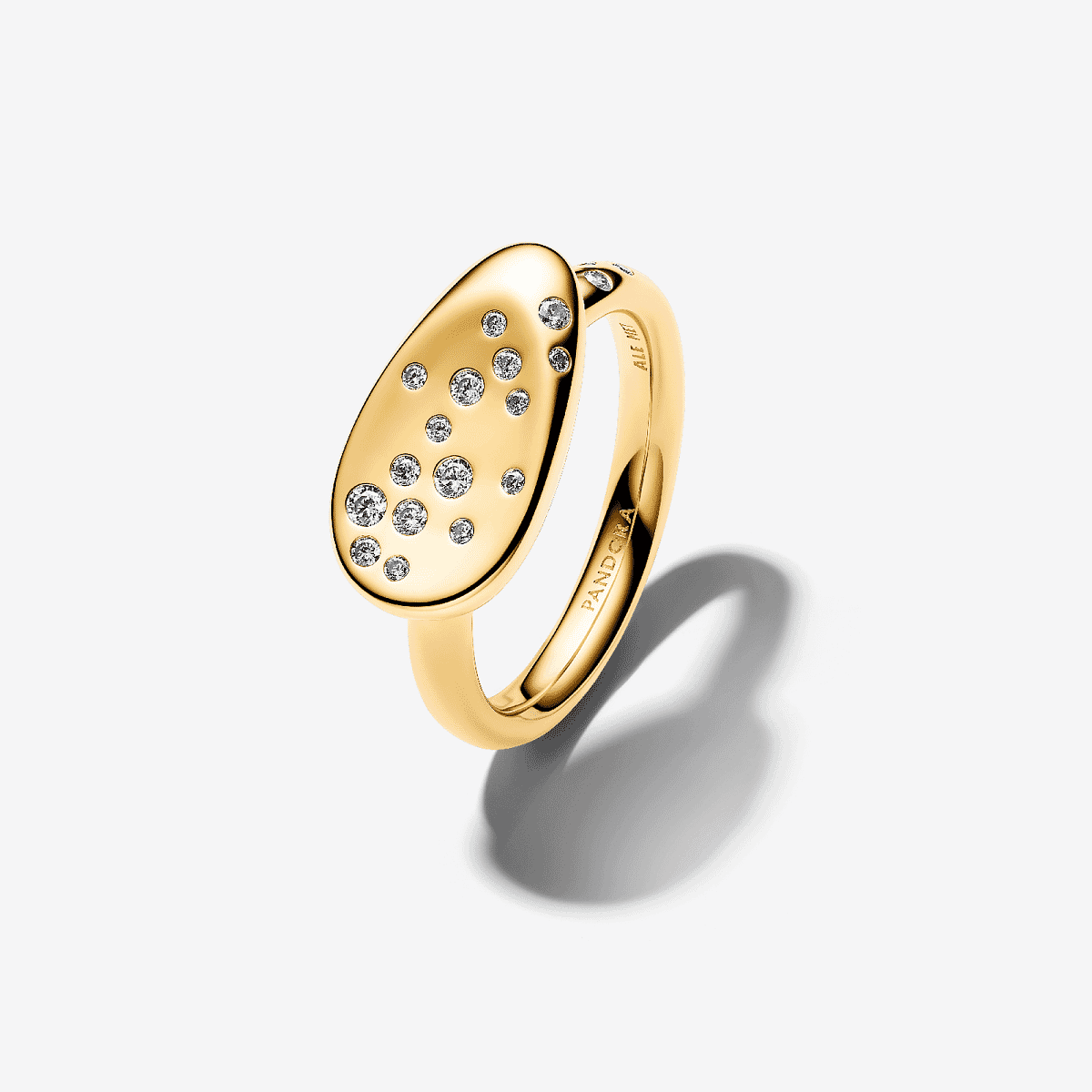 Vista frontal del Anillo Pandora Sello Óvalo Mediano con Gemas Engastadas chapado en oro y circonitas transparentes - 164707C01