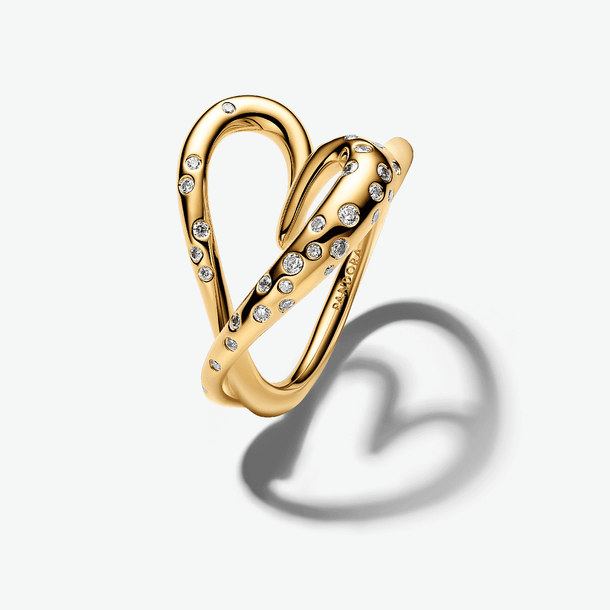 Vista frontal del Anillo Pandora Corazón Forma Orgánica con Gemas Engastadas chapado en oro y circonitas transparentes - 164675C01
