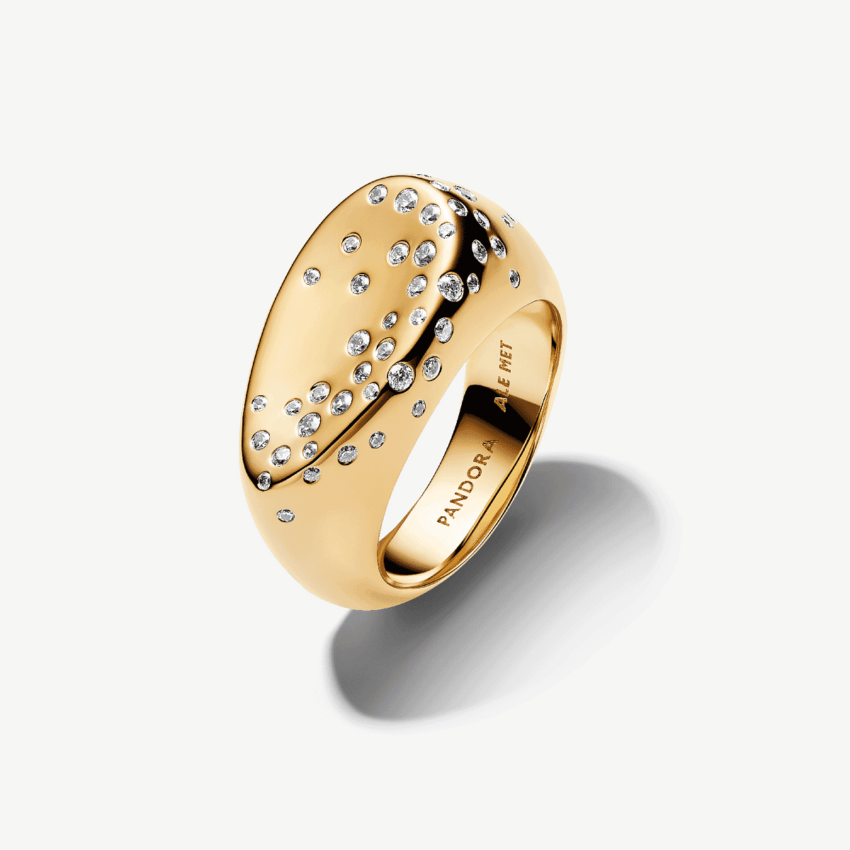 Vista frontal del Anillo Pandora Sello Óvalo Abovedado con Gemas Engastadas chapado en oro y circonitas transparentes - 164671C01