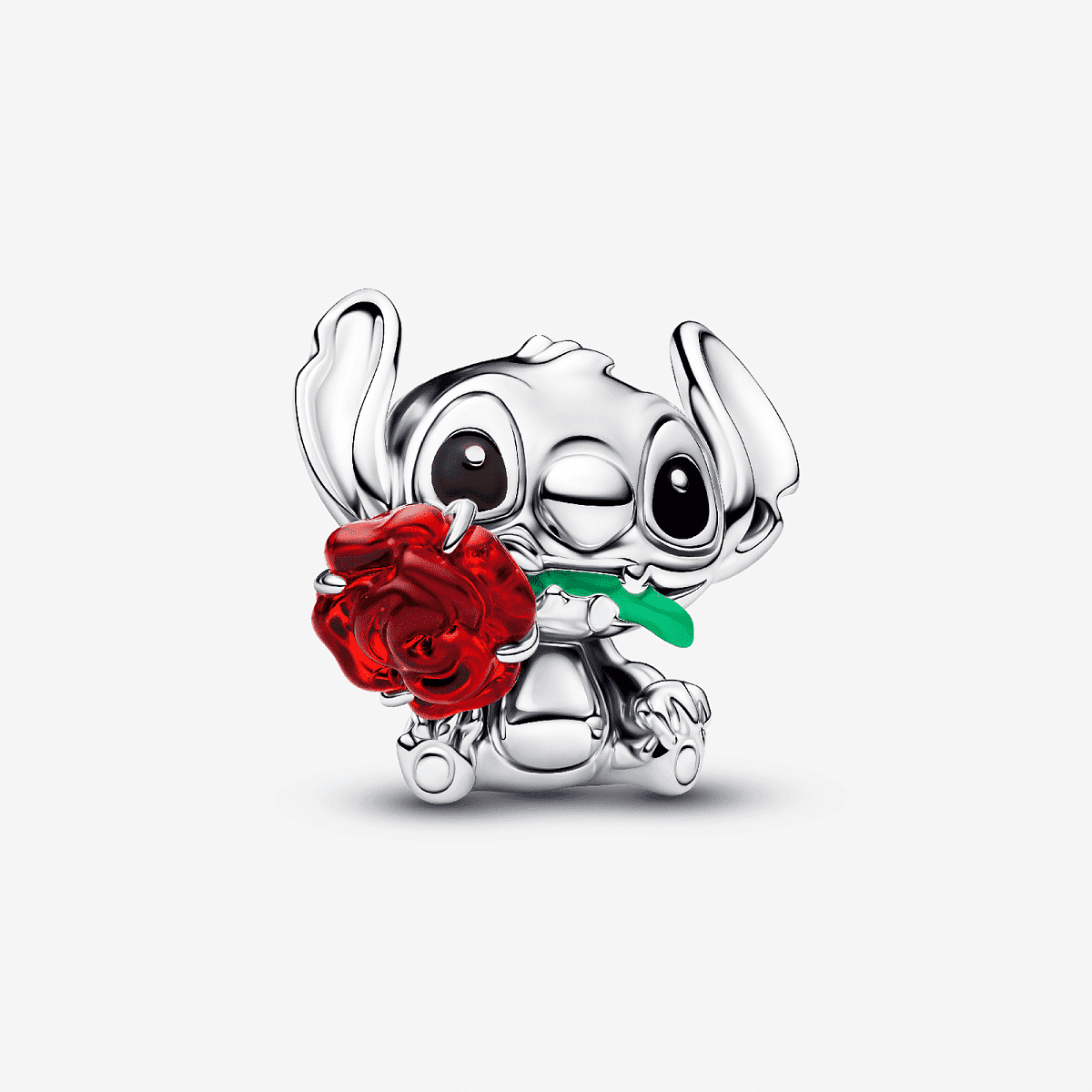 Vista frontal del Charm Pandora Stitch de Disney con Rosa Cristal de Murano en plata de ley y color rojo - 794378C01