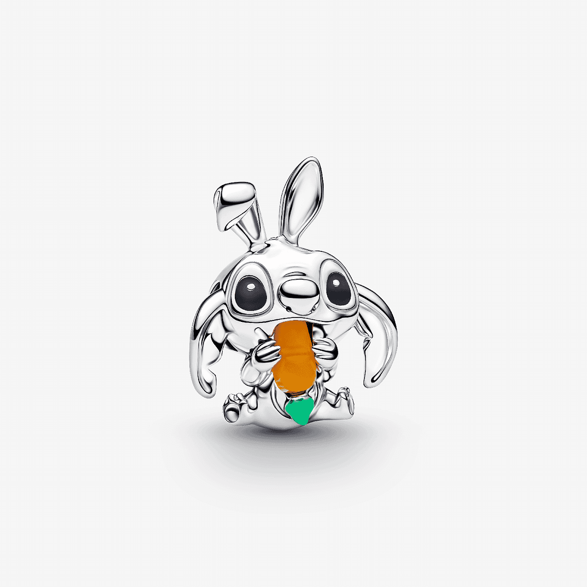Vista frontal del Charm Pandora Stitch Conejo de Pascua de Disney en plata de ley y esmalte naranja - 794498C01