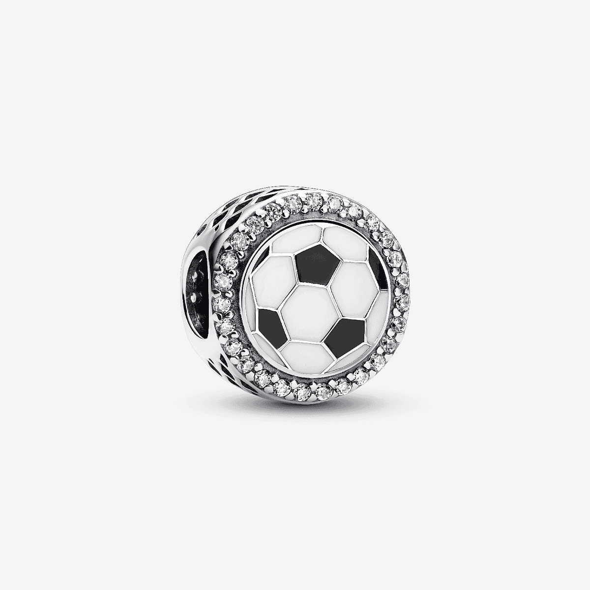 Vista frontal del Charm Pandora pelota de fútbol grabable en plata de ley y esmalte blanco - 792016CZ_E075