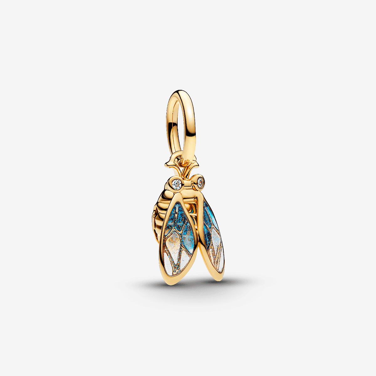 Vista frontal del Charm Colgante Pandora Cigarra chapado en oro y resina azul - 764490C01