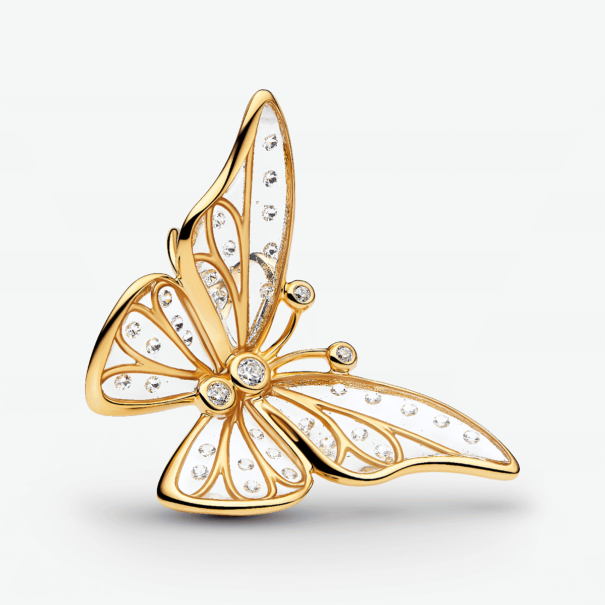 Vista frontal del Charm Pandora Mariposa Grande en Filigrana chapado en oro y color transparente - 764487C01