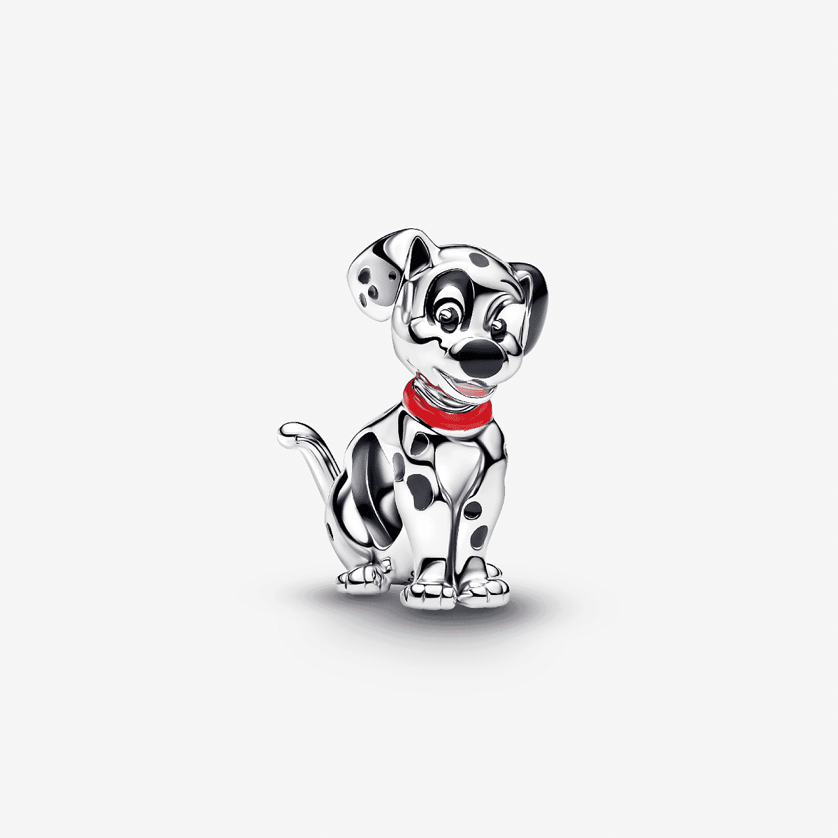 Vista frontal del Charm Pandora Patch de 101 Dálmatas de Disney en plata de ley con detalles en esmalte negro y rojo - 794469C01