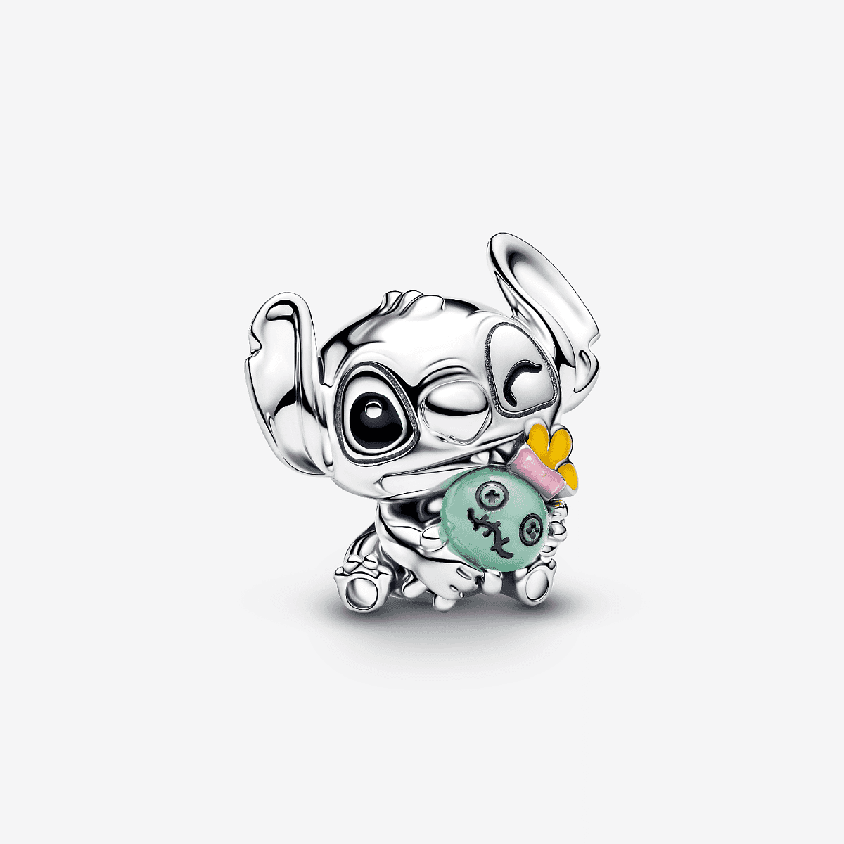 Vista frontal del Charm Pandora Stitch y Scrump de Disney en plata de ley y color verde - 794554C01