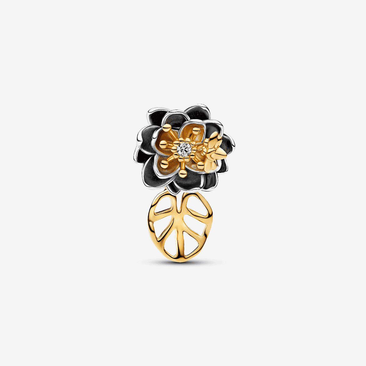 Vista frontal del Charm Pandora Flor de Nenúfar Princesa Tiana de Disney en plata de ley y chapado en oro con detalles en negro - 764326C01