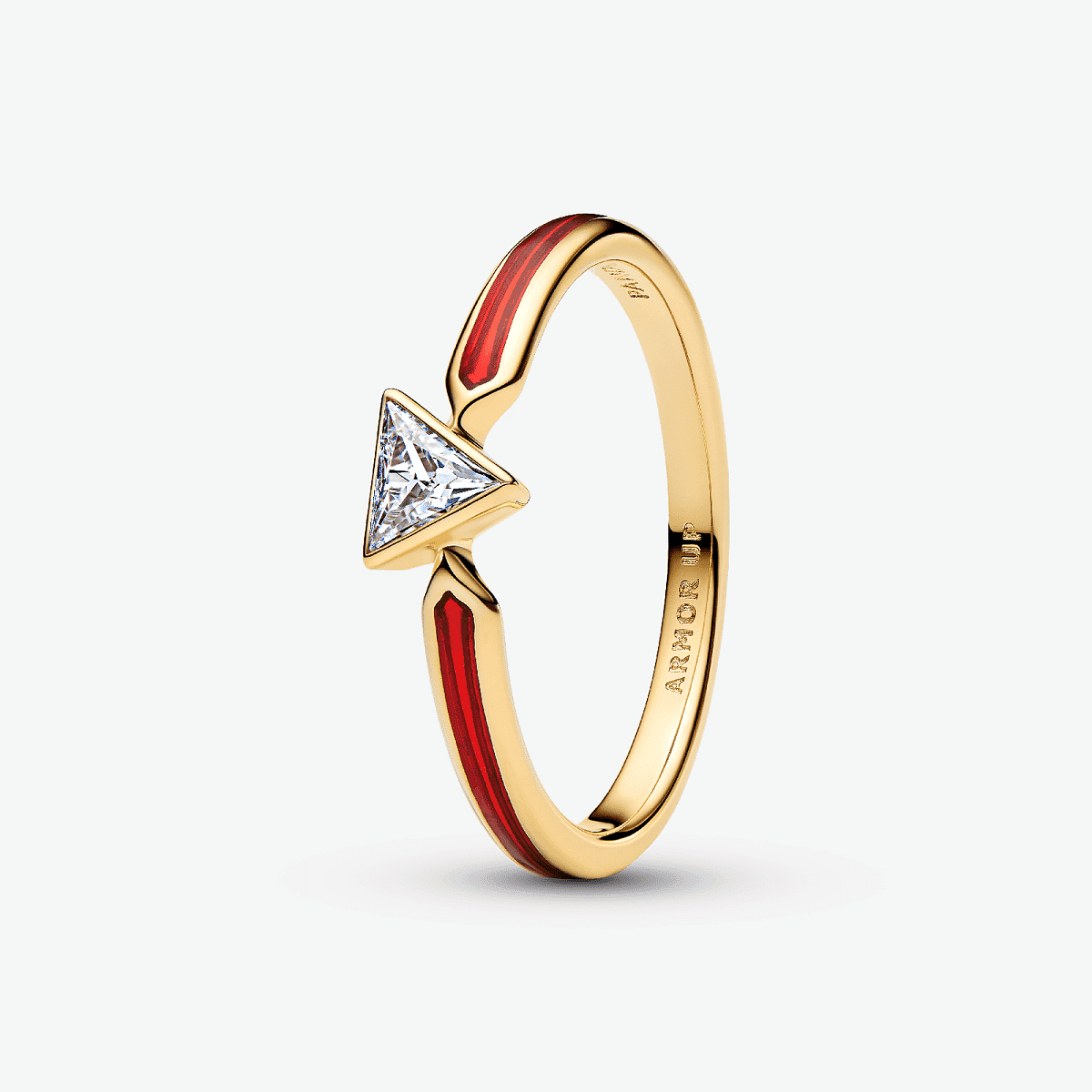 Anillo Pandora Iron Man de Marvel chapado en oro con esmalte rojo y circonita blanca vista lateral - 164211C01