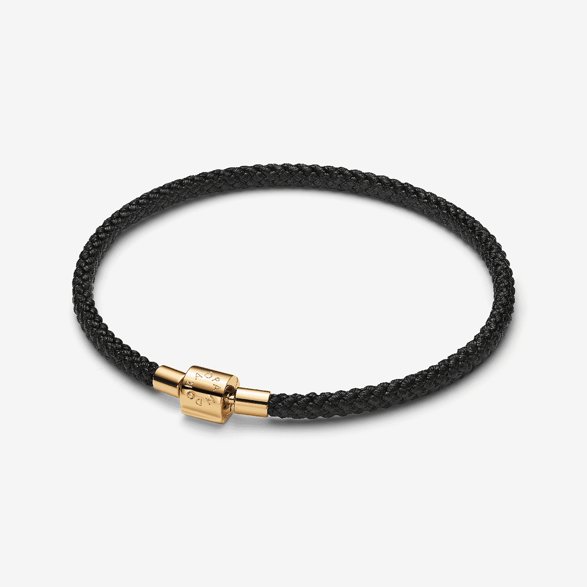 Vista frontal de la Pulsera Pandora Cordón Negro Radiante en color negro con cierre chapado en oro - 564530C01
