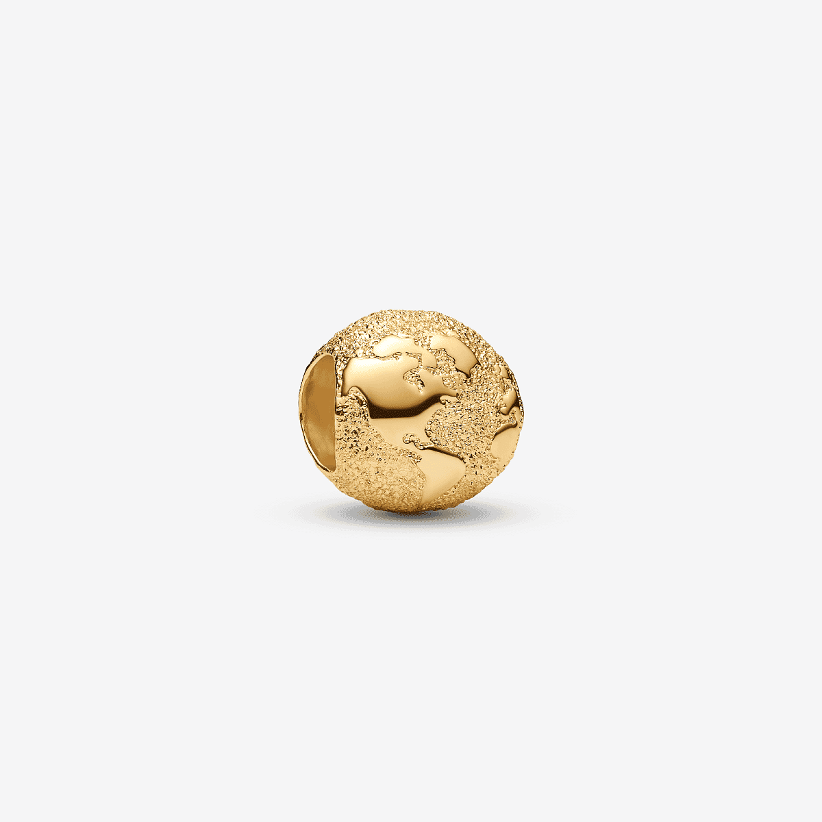 Vista frontal del Charm Pandora Mini Globo Terráqueo Textura chapado en oro color dorado - 764529C00