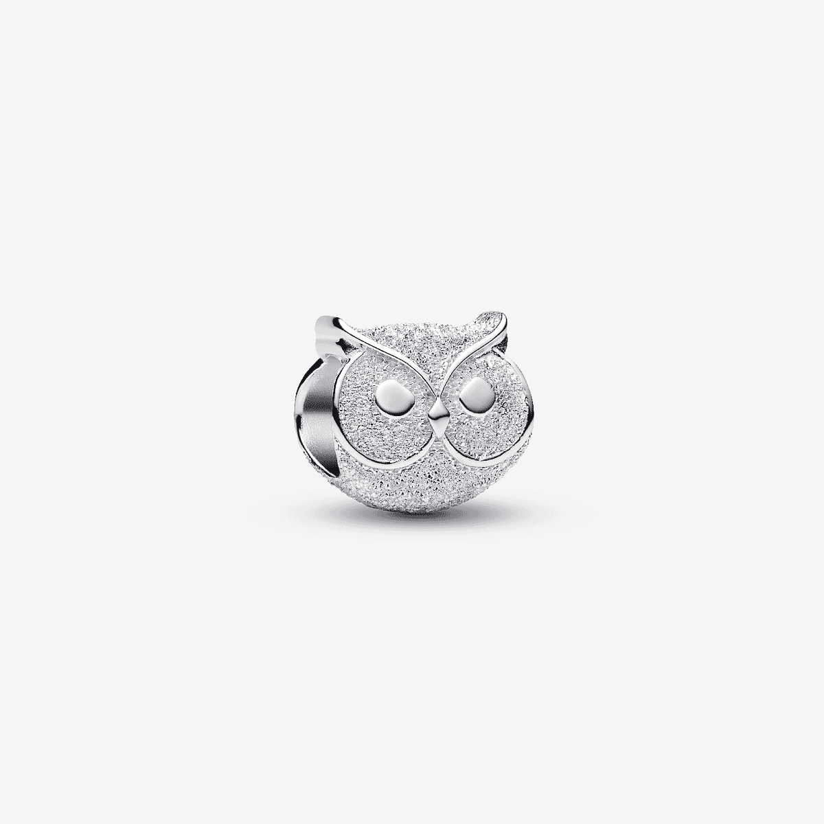 Vista frontal del Charm Pandora Mini Búho Textura en plata de ley - 794525C00
