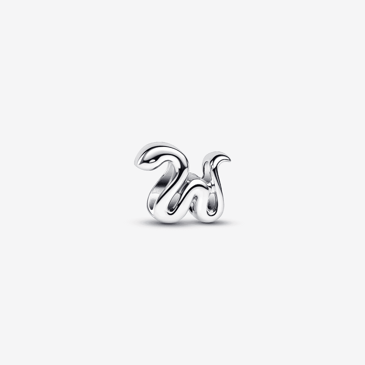 Vista frontal del Charm Pandora Mini Serpiente en plata de ley - 794520C00