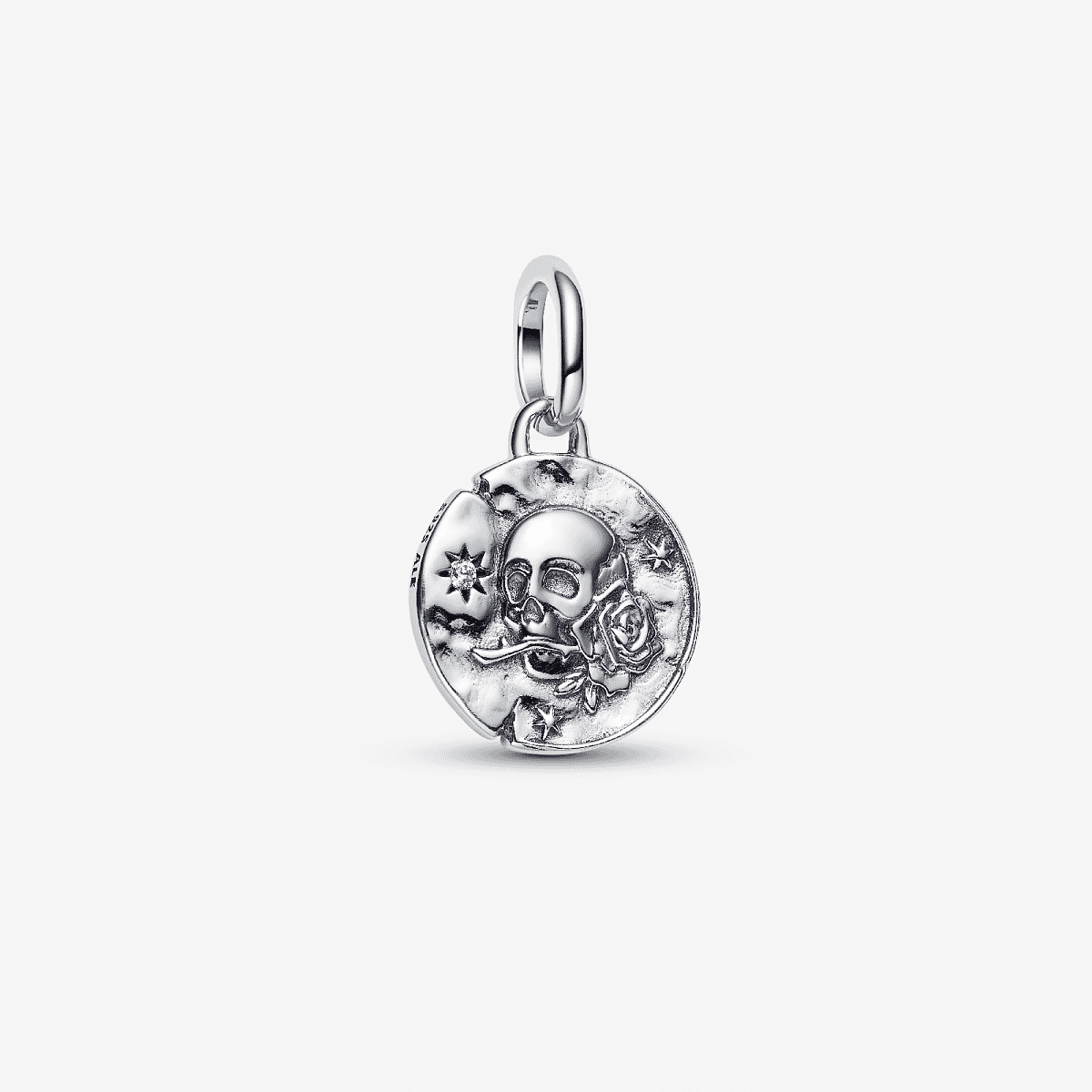 Vista frontal del Charm Pandora Medallón Calavera en plata de ley con circonita transparente - 794089C01