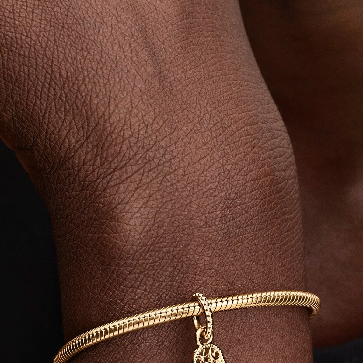 Modelo luciendo el Charm Colgante Pandora Mano de Fátima en dorado y chapado en oro - 769144C00
