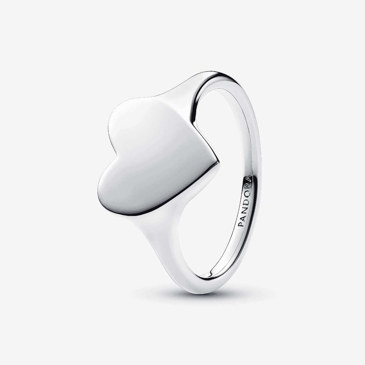 Vista lateral del Anillo Pandora Corazón Grabable en plata de ley color plateado - 193988C00