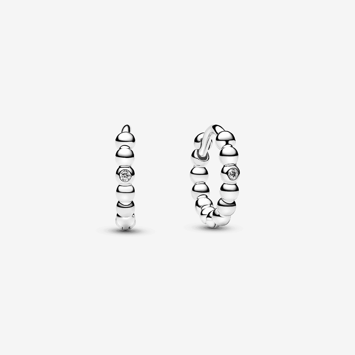 Pendientes de Aro Abrazo Cuentas de Pandora en plata de ley con circonita transparente en vista frontal - 294823C01