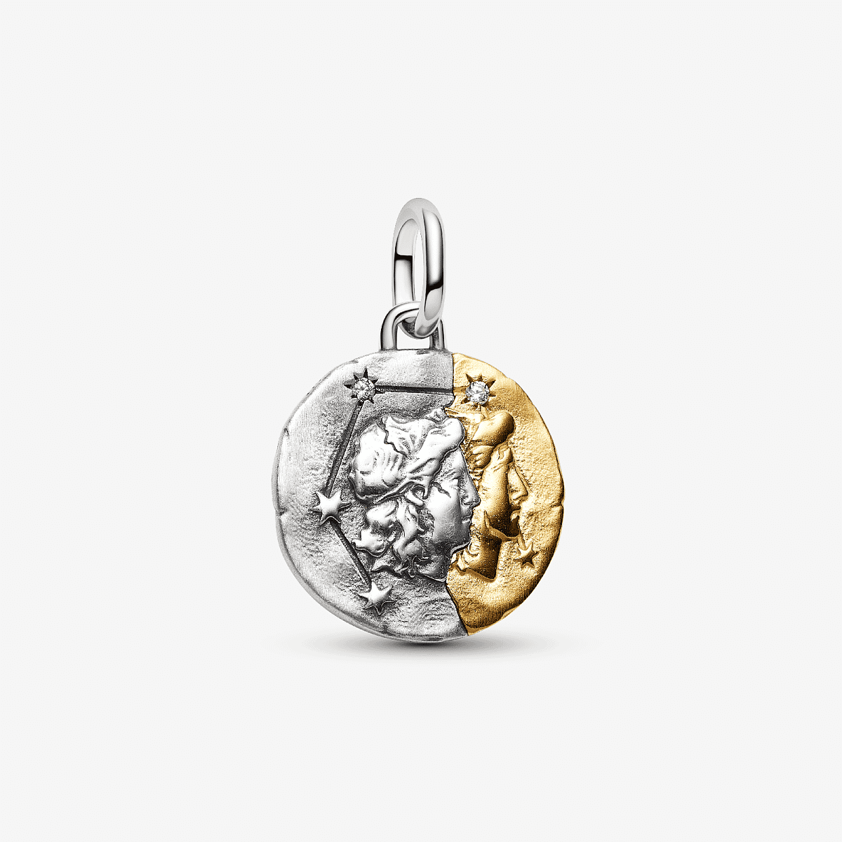 Charm Medallón Zodiaco Géminis de Pandora en plata de ley y chapado en oro con circonitas transparentes vista frontal - 764989C01