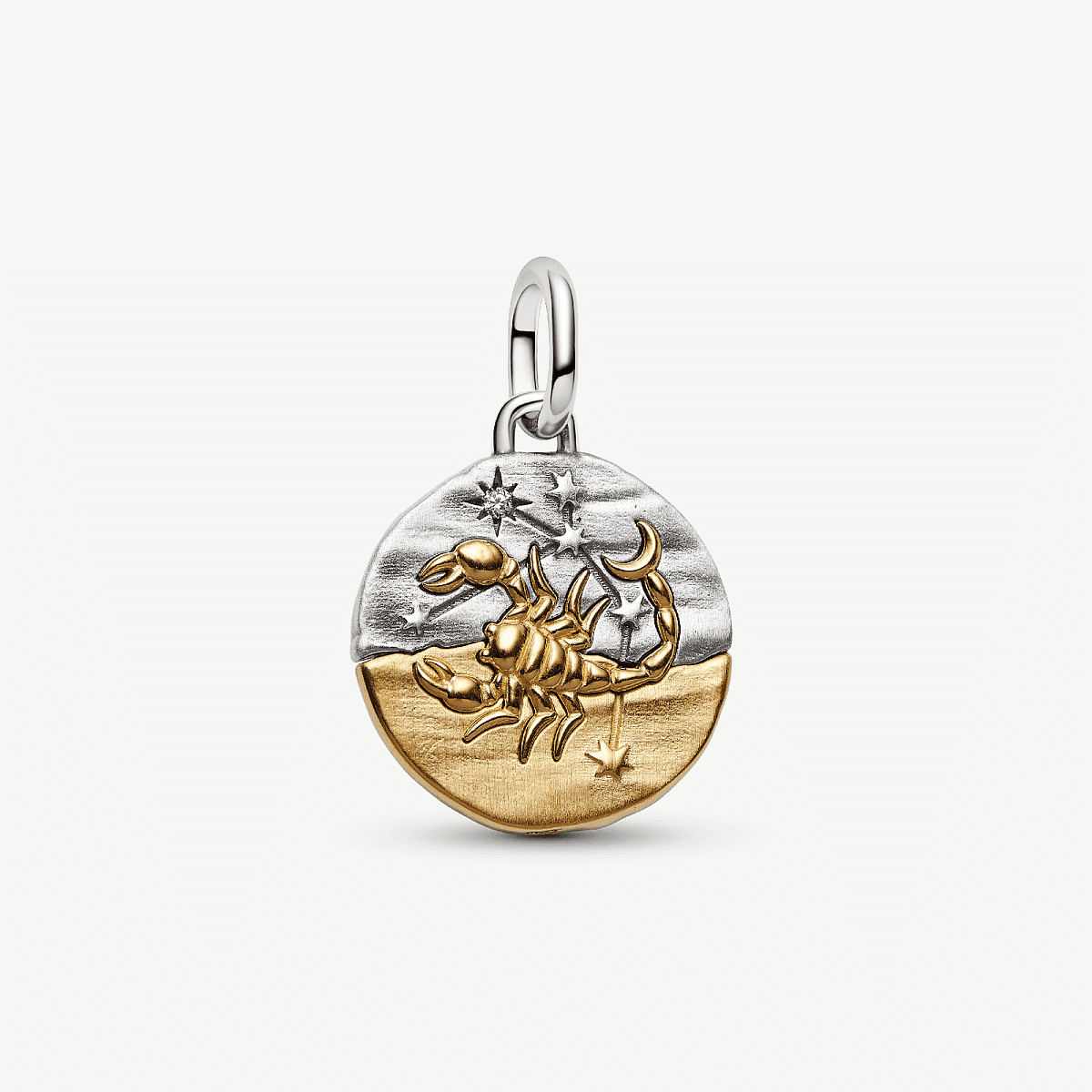 Charm Medallón Zodiaco Escorpio de Pandora en plata y chapado en oro con circonita transparente vista frontal - 764985C01