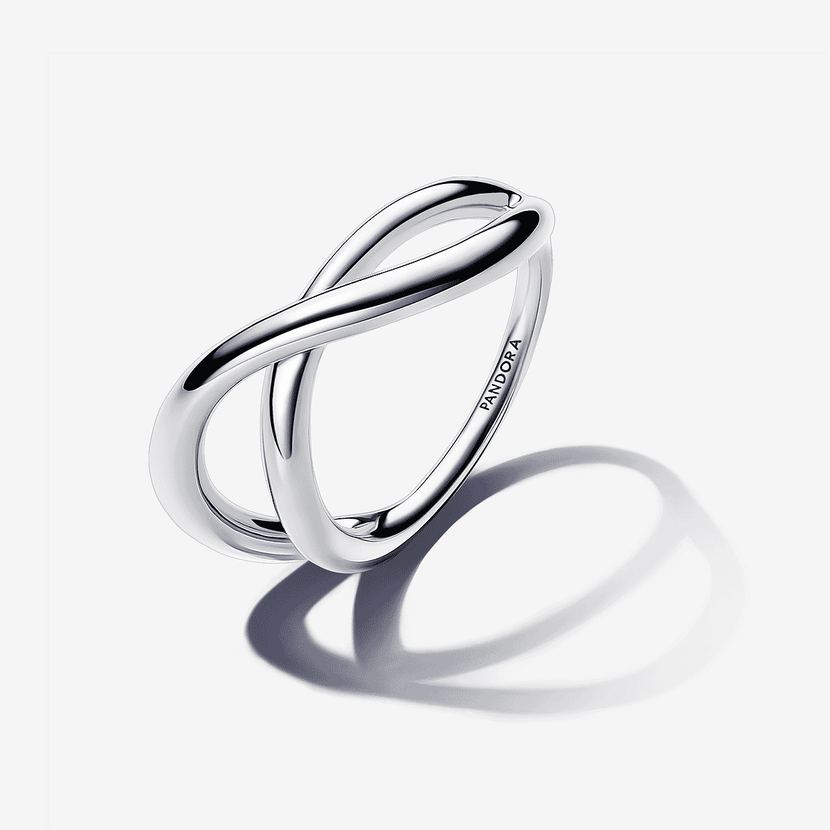 Anillo Infinito Forma Orgánica de Pandora en plata de ley con diseño ondulado vista frontal - 193318C00