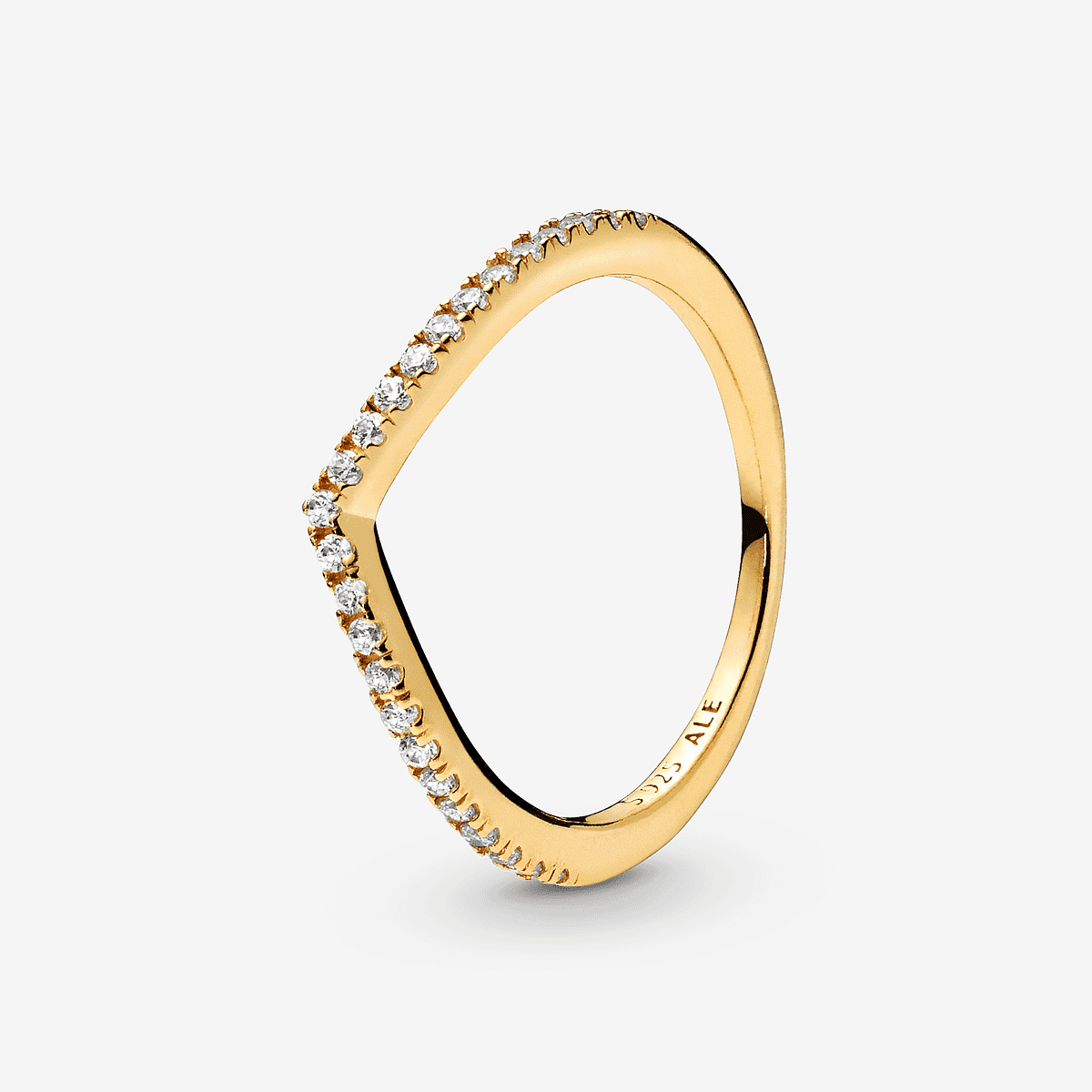 Anillo Deseo Clásico Resplandeciente chapado en oro con circonitas transparentes en vista lateral sobre fondo neutro - 168758C01