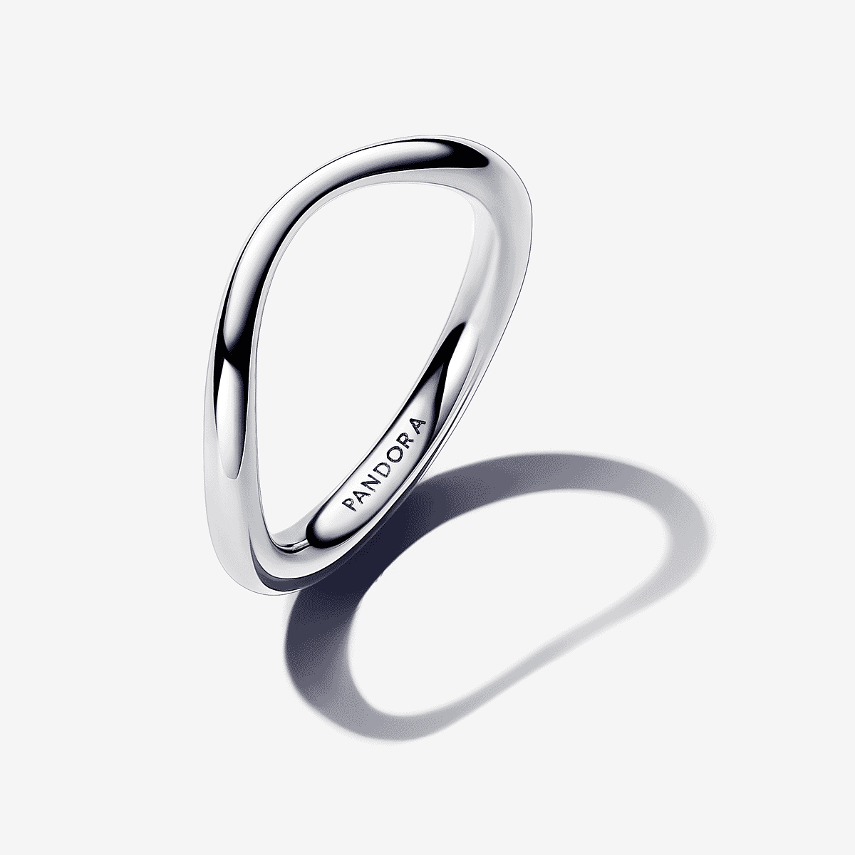 Anillo Banda Forma Orgánica de Pandora en plata de ley con vista diagonal - 193314C00