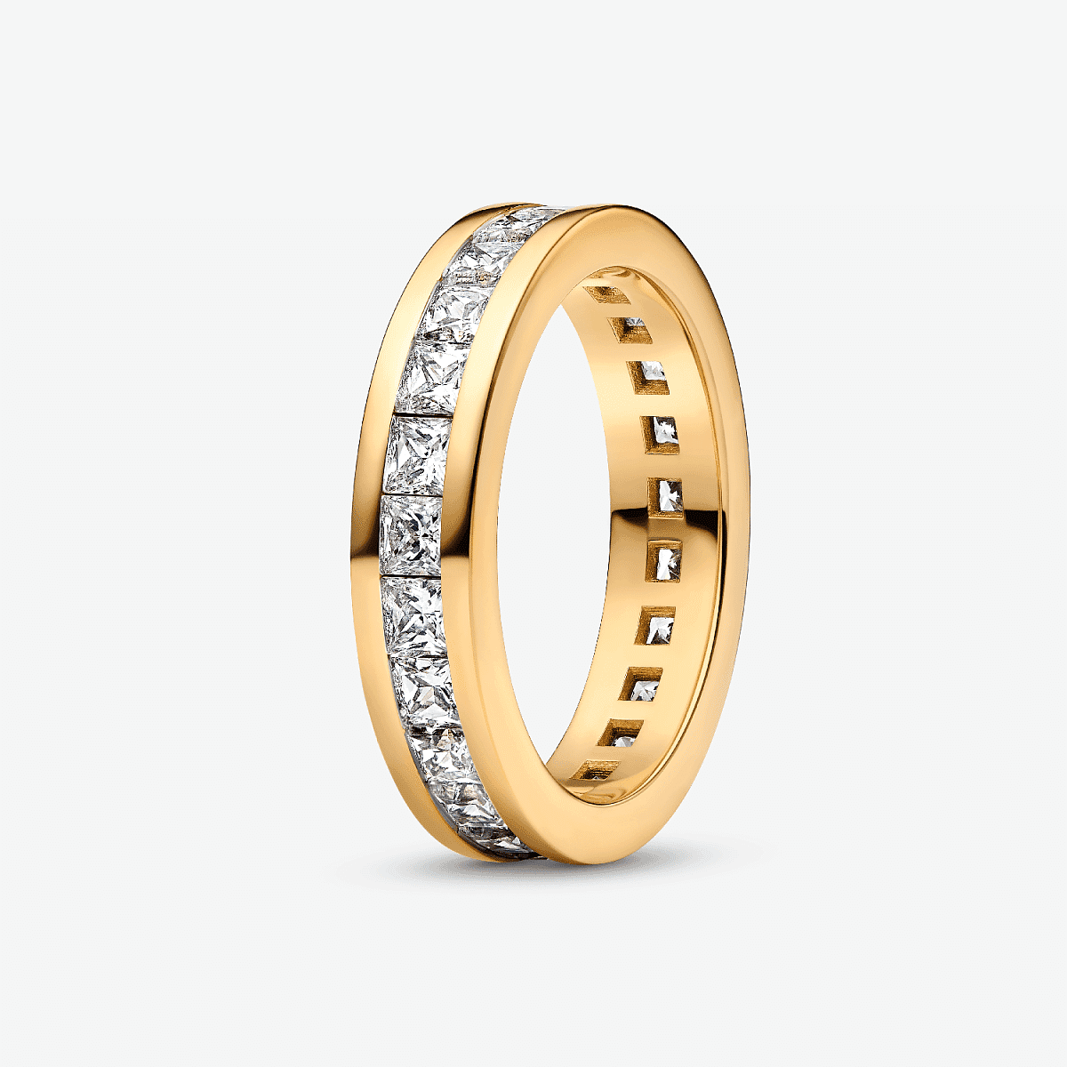 Anillo Canal Eternity de Pandora en aleación de metales con chapado en oro y circonitas transparentes visto de lado - 163797C01