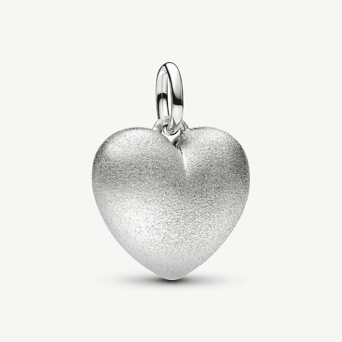 Charm Colgante Pandora Corazón Volumen Mate de aleación de metales en color plateado, vista frontal - 734908C00