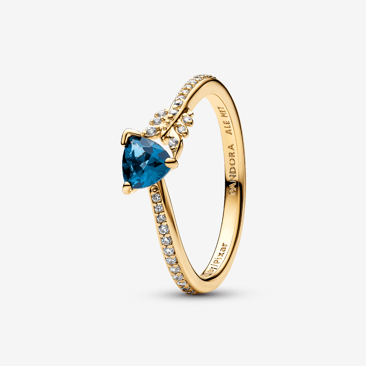 Anillo Pandora Flecha Mérida de Disney con chapado en oro, cristal verde y circonitas en vista lateral - 165030C01