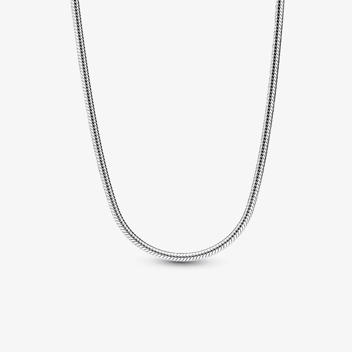 Collar Pandora Cadena de Serpiente Fina de plata de ley en vista frontal - 395061C00