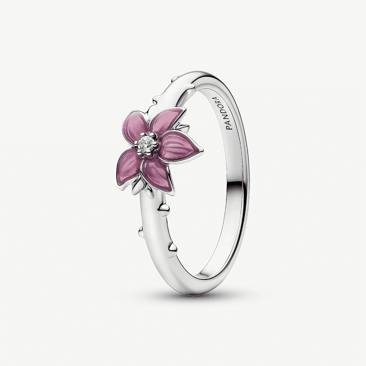 Anillo Pandora Flor de Cerezo Mulán de Disney de plata con circonitas y esmalte rosa en vista lateral - 135027C01