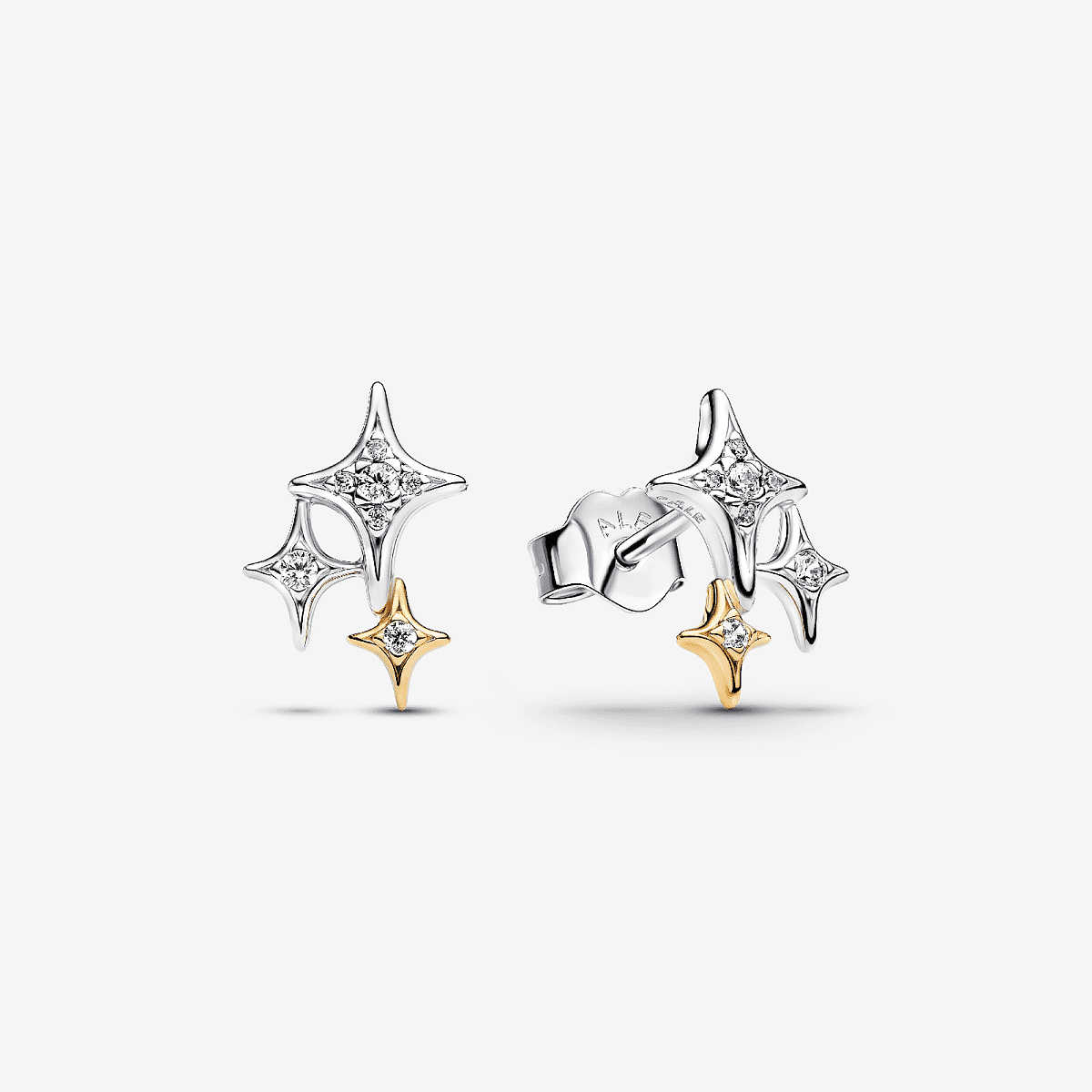 Pendientes de Botón Pandora Triple Estrella de plata y chapado en oro con circonitas transparentes vista frontal - 265050C01