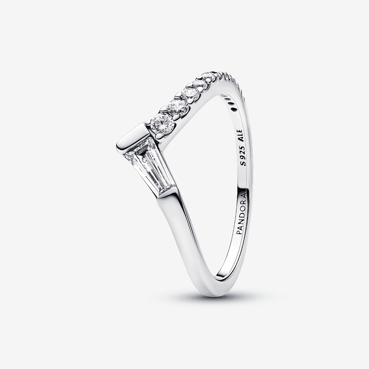 Anillo Pandora Tiara Baguette en Pavé de plata de ley con circonitas en vista lateral - 195085C01
