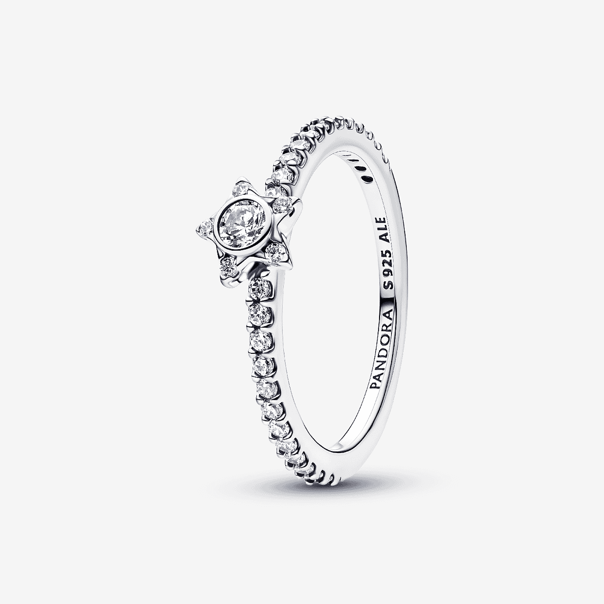Anillo Pandora Estrella Brillante en Pavé de plata de ley en vista lateral - 194959C01