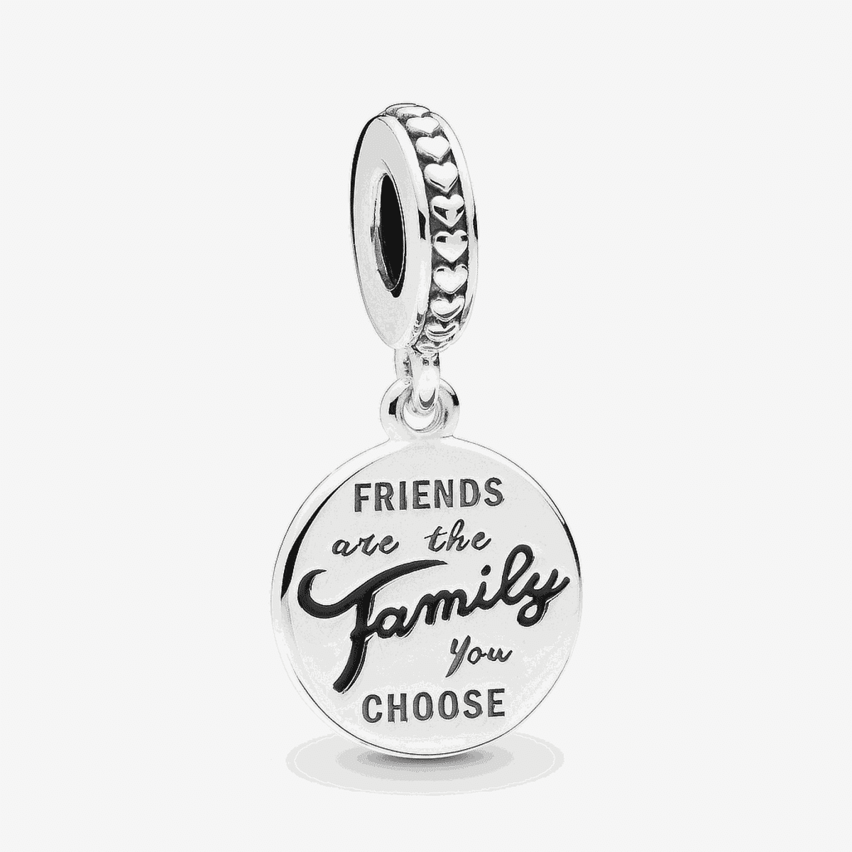 Charm colgante Pandora en plata de ley con mensaje 'Friends are the Family you Choose' grabado en un círculo - 798124EN16