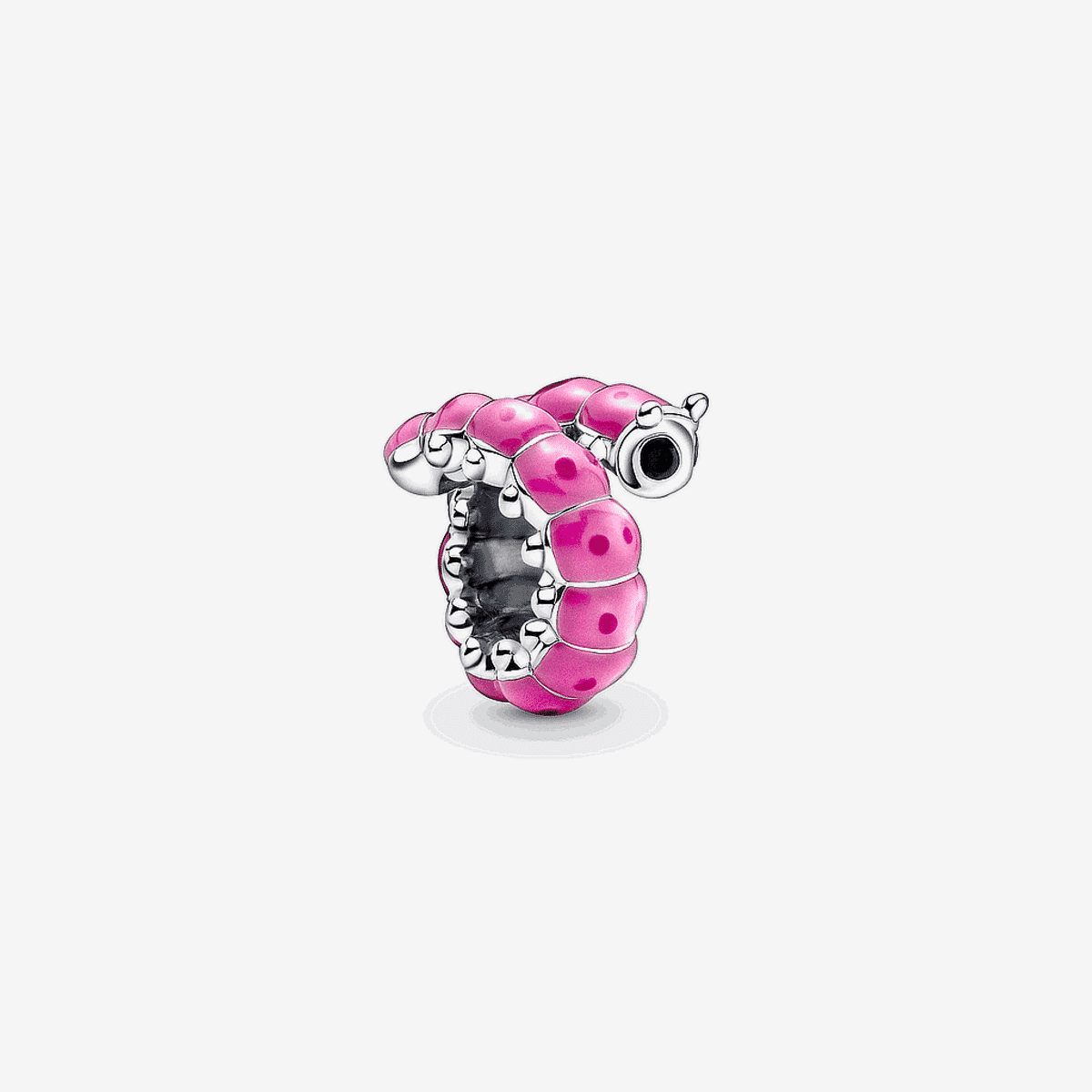 Vista frontal del charm Pandora Oruga Rizada en plata de ley con esmalte rosa - 790762C01