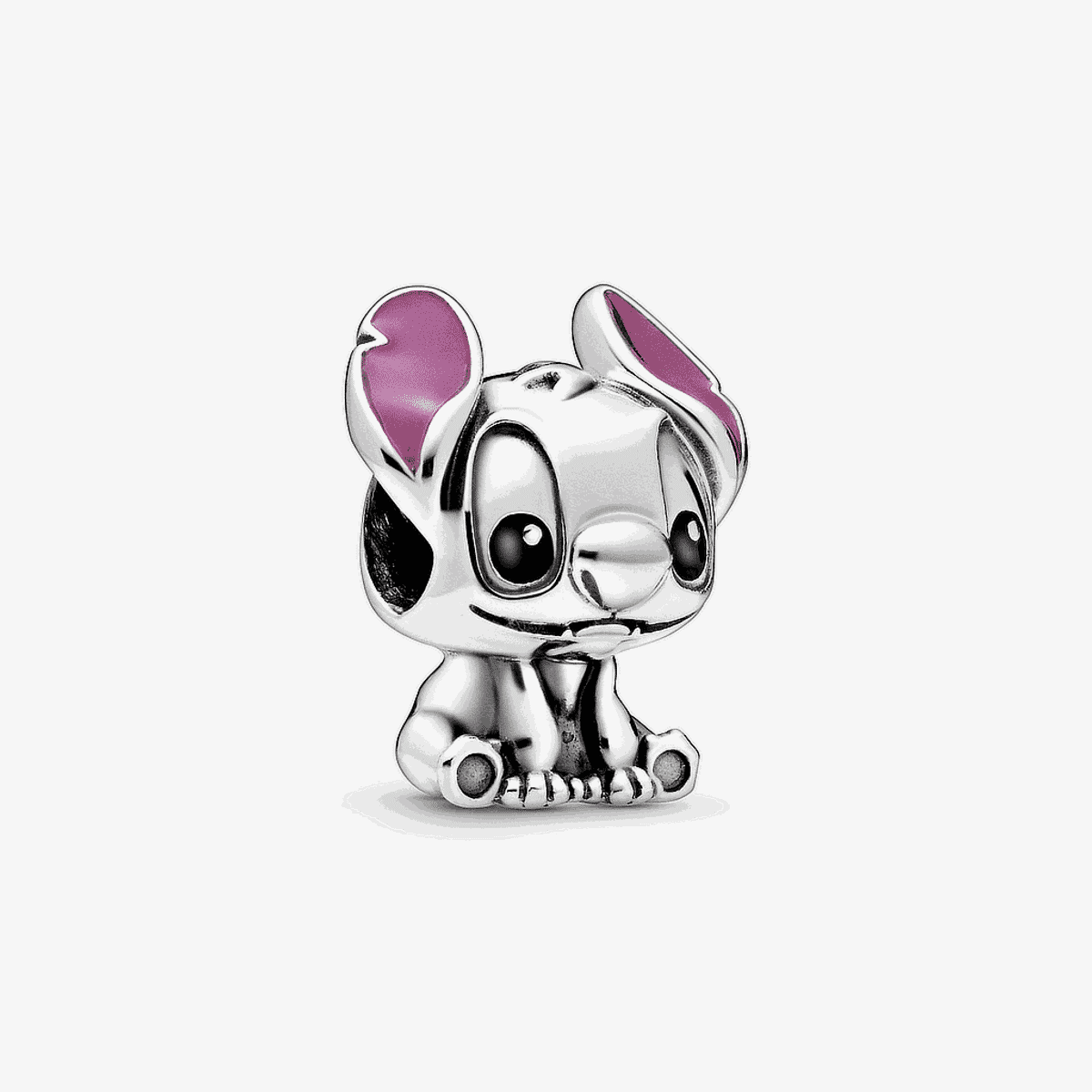 Vista frontal del charm Pandora Disney Stitch en plata con detalles en esmalte morado para las orejas - 798844C01