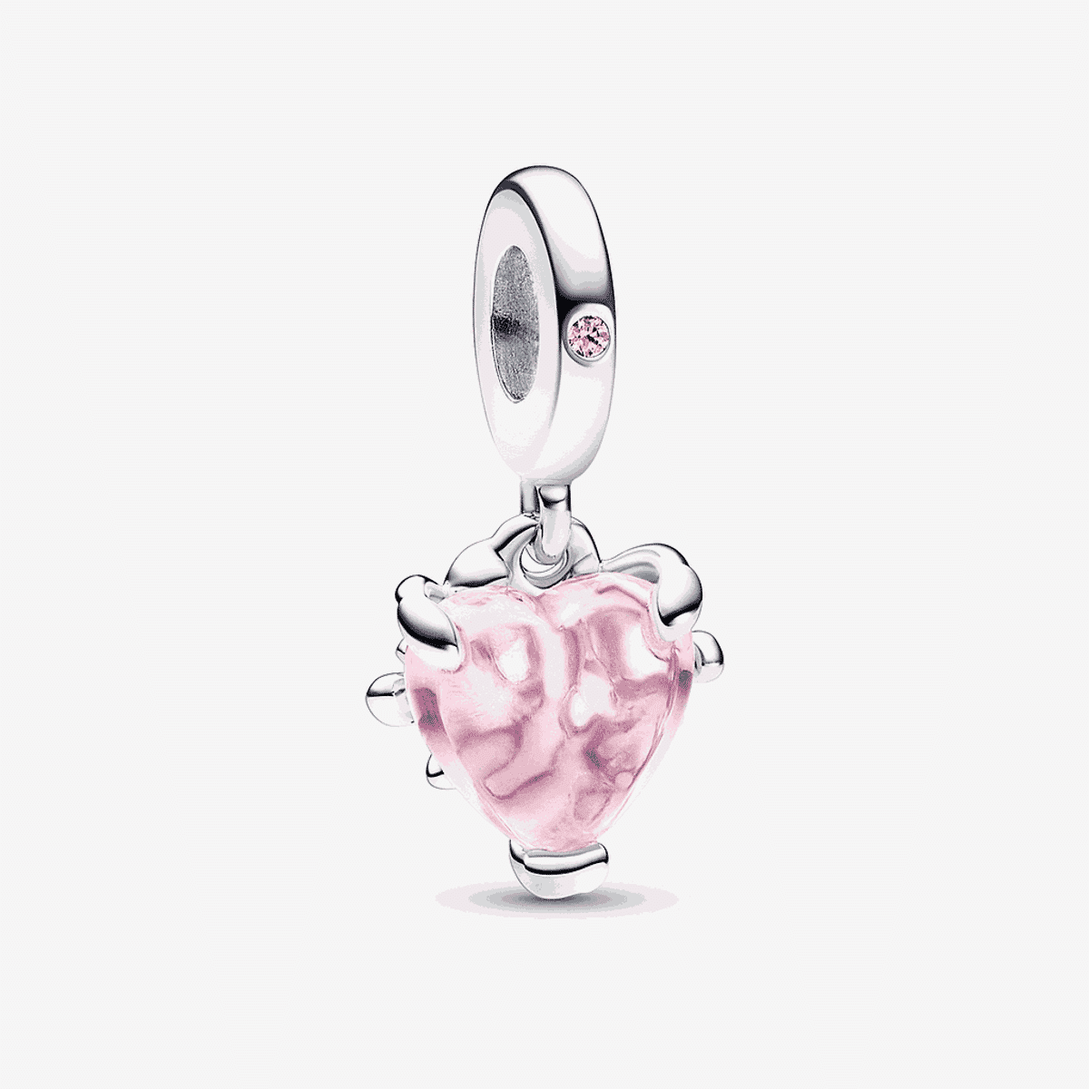 Vista frontal del charm colgante Pandora Árbol Familiar en plata con corazón rosa - 792654C01