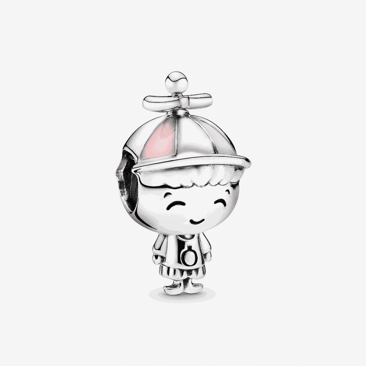 Vista frontal del charm Pandora Niño en plata de ley con detalles en esmalte rosa - 798015ENMX