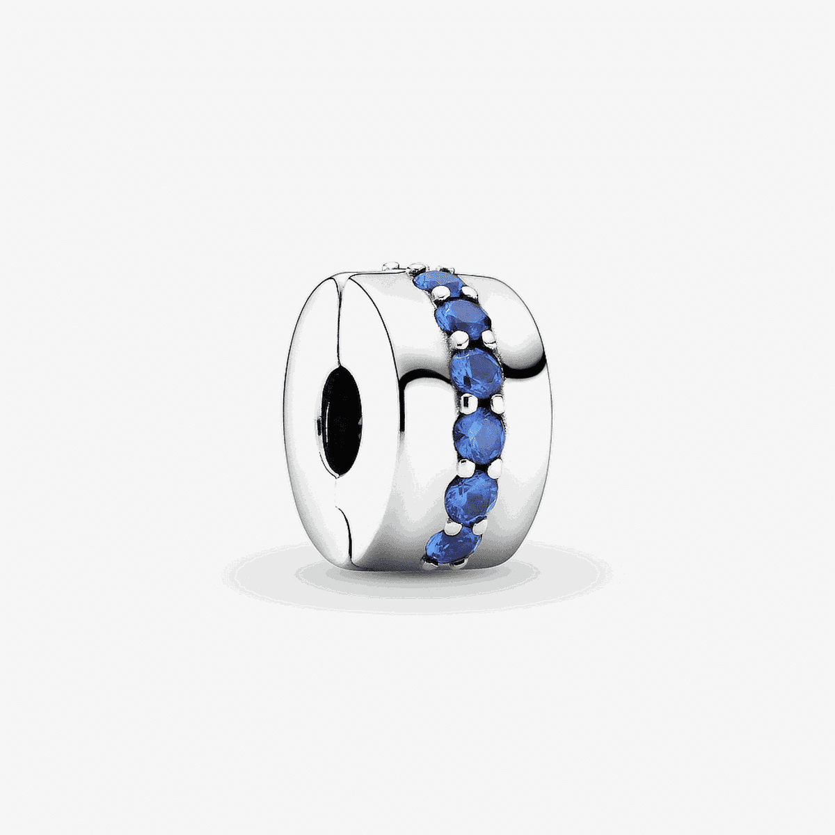 Vista frontal del charm clip Pandora Azul Brillante en plata de ley con cristales azules - 791972C01