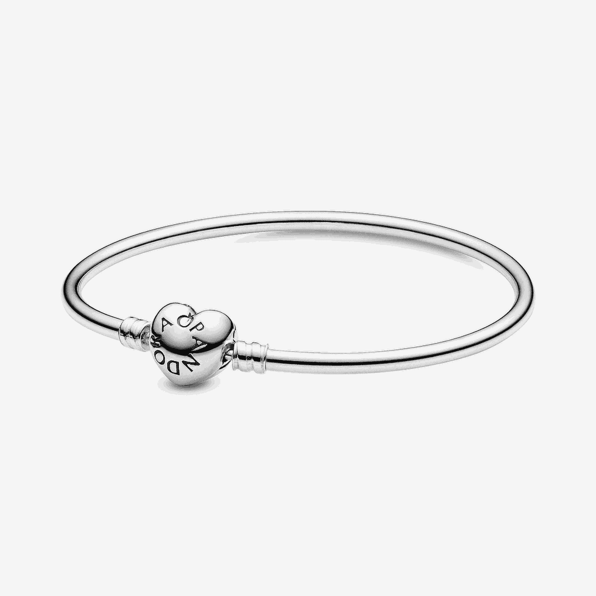 Pulsera Pandora rígida Moments en plata de ley con cierre corazón, vista completa - 596268