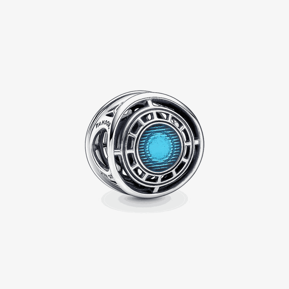 Vista frontal del charm Pandora Reactor ARC Iron Man de plata con detalles en azul brillante - 790788C01