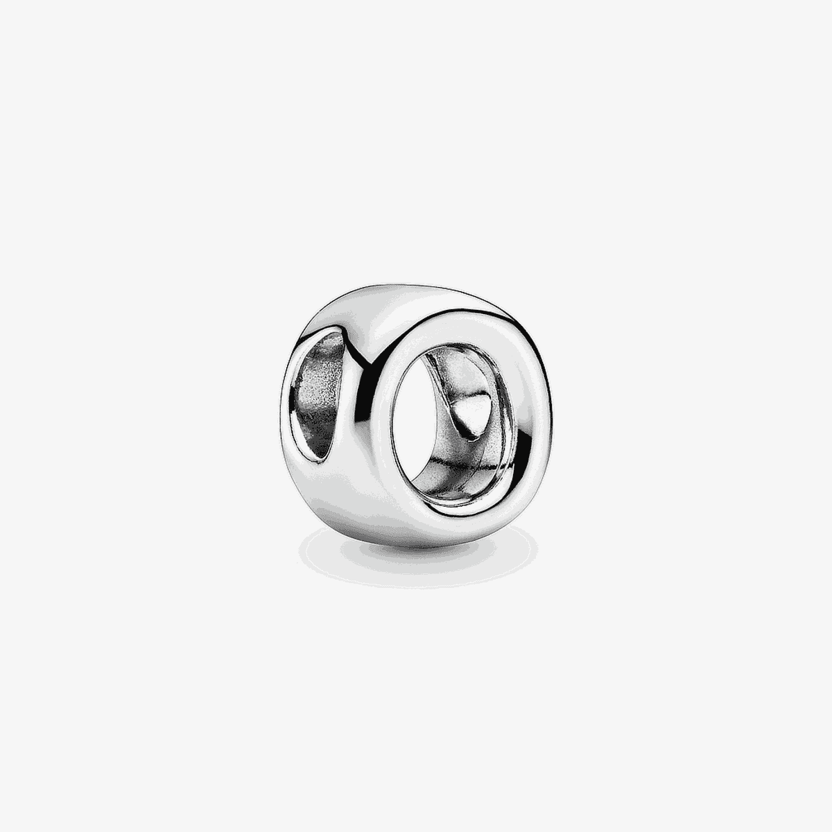 Charm Pandora en plata de ley Letra O vista frontal - 797469