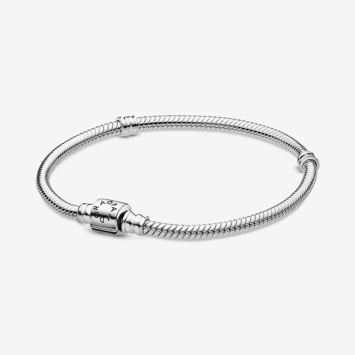 Pulsera Pandora Moments de plata con cadena de serpiente y cierre de barril, vista lateral - 598816C00